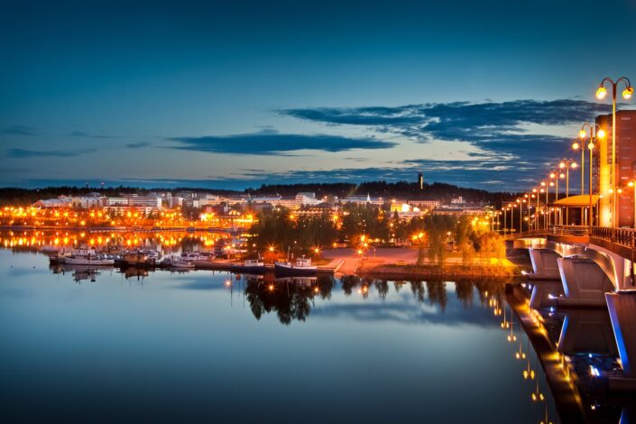 Kuvassa on Jyväskylän kaupunki iltavalaistuksessa