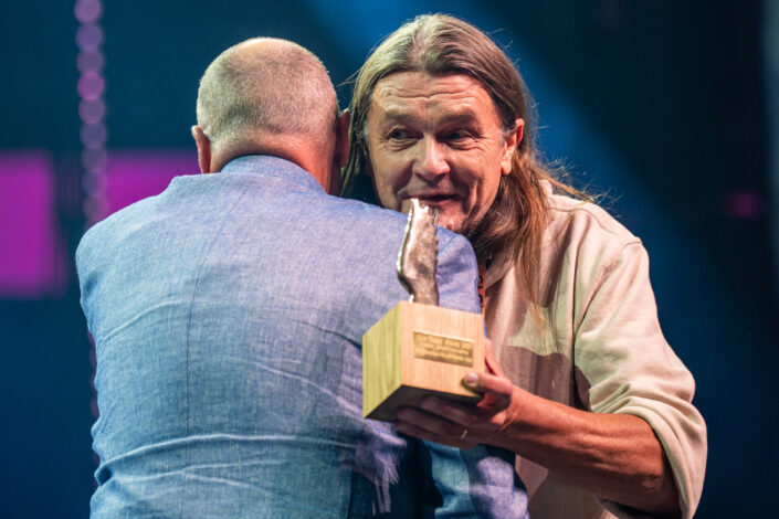 Kuvassa Juha Heinonen vastaanottaa Gospel-tunnustus -palkintoa Glow Festival 2025 -tapahtumassa. Kuva: Anre Wasse