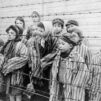 Kuvassa Eva ja Miriam neulotuissa hatuissa Auschwitzissa tammikuussa 1945. KUVA: Wikipedia