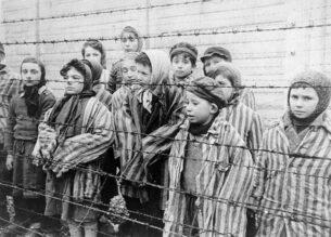 Kuvassa Eva ja Miriam neulotuissa hatuissa Auschwitzissa tammikuussa 1945. KUVA: Wikipedia