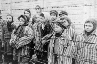 Kuvassa Eva ja Miriam neulotuissa hatuissa Auschwitzissa tammikuussa 1945. KUVA: Wikipedia