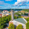 Ilmakuva Lahden kaupungista, etualalla Ristinkirkko.