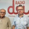 Eero Junkkaala ja Juha Ahvio Radio Dein studiossa Dei-logon edessä.