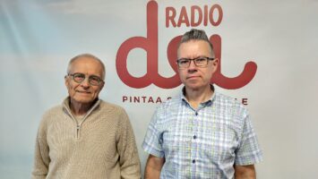 Eero Junkkaala ja Juha Ahvio Radio Dein studiossa Dei-logon edessä.