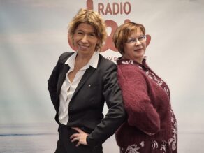 Anna Kaarina Piepponen ja Arja Lusa Radio Dein logon edessä.