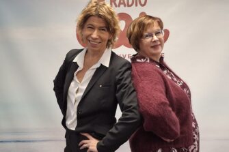 Anna Kaarina Piepponen ja Arja Lusa Radio Dein logon edessä.