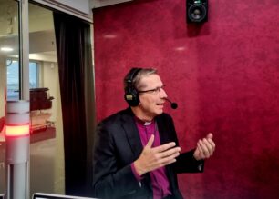 Piispa Jukka Keskitalo Radio Dein studiossa.