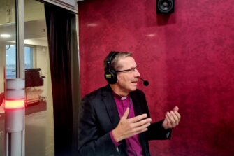 Piispa Jukka Keskitalo Radio Dein studiossa.