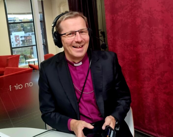 Piispa Jukka Keskitalo Radio Dein studiossa.