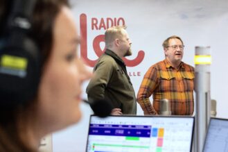 Ere Grenfors ja Riku Lumiaro Radio Dein studiossa. Etualalla juontaja Mari Turunen.