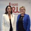 Nasima Razmyar ja Sari Tanus Radio Dein logon edessä.