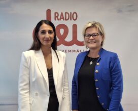 Nasima Razmyar ja Sari Tanus Radio Dein logon edessä.