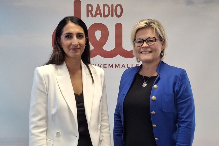 Nasima Razmyar ja Sari Tanus Radio Dein logon edessä.