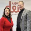 Päivi Vähäkangas ja Daniel Nummela Radio Dein logon edessä.