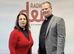 Päivi Vähäkangas ja Daniel Nummela Radio Dein logon edessä.