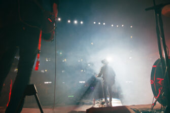 Miriam-yhtye keulakuvanaan Ossi Mäki-Reini avasi Maata Näkyvissä -festarit, jotka järjestetään tänä vuonna 40. kerran. Kuva: Minttu Gummerus / MNF