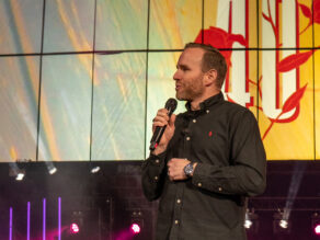 Ministeri Mika Poutala toi Maata Näkyvissä -festareille valtiovallan tervehdyksen. Kuva: Peetu Heikkinen @shotbypeetu./ Maata Näkyvissä 2025