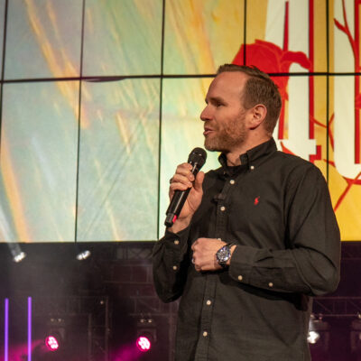 Ministeri Mika Poutala Maata Näkyvissä -festareiden päälavalla: “Et ole yksin – me päättäjät teemme joka päivä töitä, jotta tulevaisuus voi olla valoisampi”