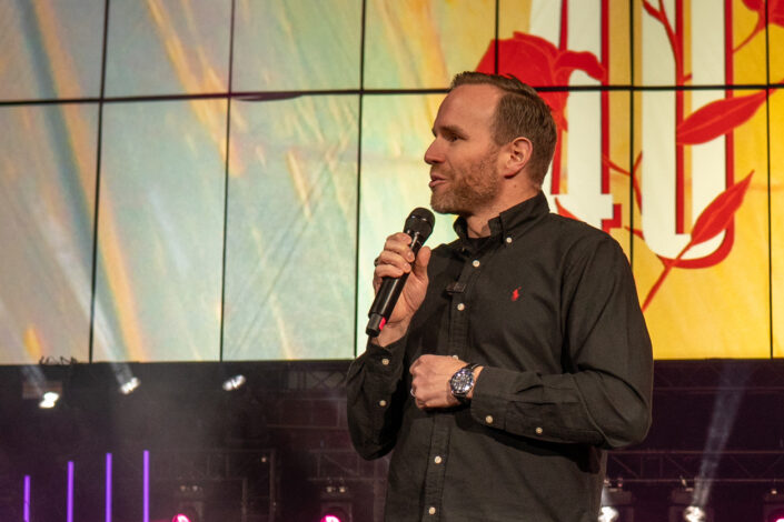 Ministeri Mika Poutala toi Maata Näkyvissä -festareille valtiovallan tervehdyksen. Kuva: Peetu Heikkinen @shotbypeetu./ Maata Näkyvissä 2025