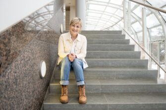 Konkari Nina Åström uskaltaa julkaista tuotantoaan suoratoiston lisäksi yhä myös CD-levynä – ”Haluan tehdä musiikkia, joka voi tuoda rauhan”