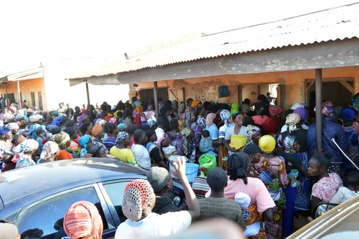 Nigerialaisia pakolaisia pakolaisleirillä odottamassa avustusten jakoa