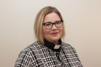 Vuoden pappi Elina Jokipaltio tuo esiin haavoittuvassa asemassa olevien ääntä