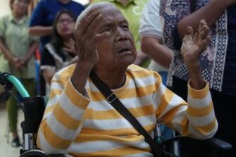 Lepraa sairastava mies ylistää Jumalaa.