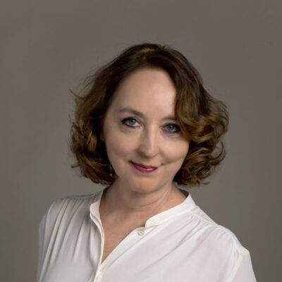 Kirjailija ja psykoterapeutti Katriina Järvinen kuvaa lapsuuttaan tuomitsevan perheen varjossa: ”Vaikeinta oli sosiaalinen väkivalta”