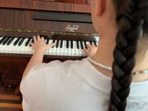 Tyttö soittaa pianoa.