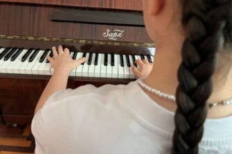 Tyttö soittaa pianoa.