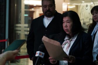 Susanna Koh lehdistön edessä.