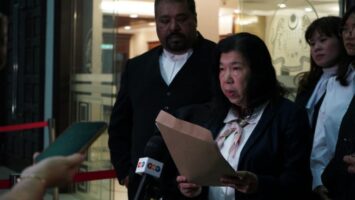 Susanna Koh lehdistön edessä.