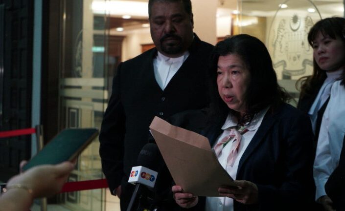 Susanna Koh lehdistön edessä.