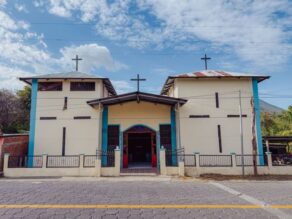 Kirkkorakennus kadun varrella.