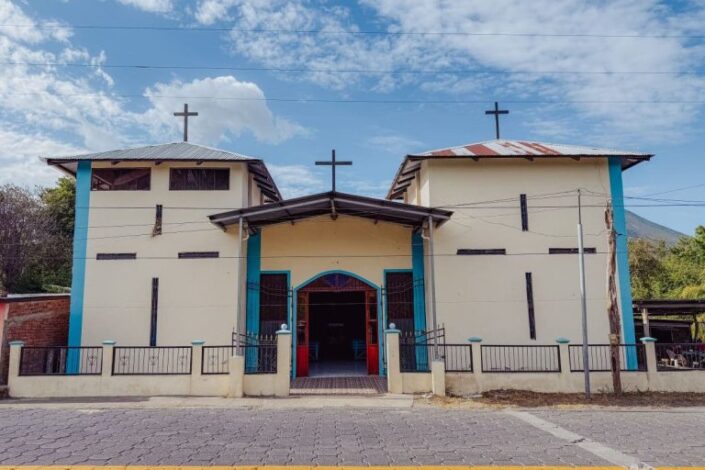 Kirkkorakennus kadun varrella.