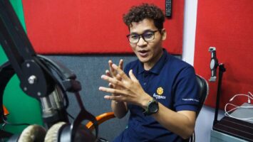 Kambodžalainen Phon Chantha radiostudiossa.