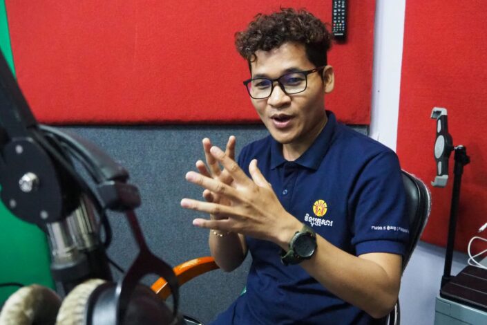 Kambodžalainen Phon Chantha radiostudiossa.