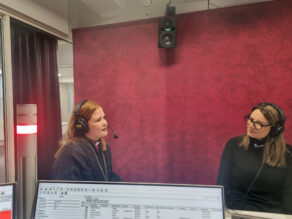 Piispa Mari Leppänen ja toimittaja Hanna Visala Radio Dein studiossa.