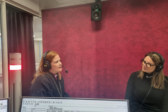 Piispa Mari Leppänen ja toimittaja Hanna Visala Radio Dein studiossa.