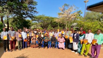 raamattukoululaisia tansaniassa ulkona