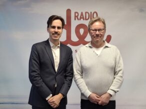 Radio Dein studiossa SDP:n kansanedustaja Matias Mäkynen ja Työterveyslaitoksen tutkimusprofessori Jari Hakanen.