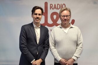 Radio Dein studiossa SDP:n kansanedustaja Matias Mäkynen ja Työterveyslaitoksen tutkimusprofessori Jari Hakanen.