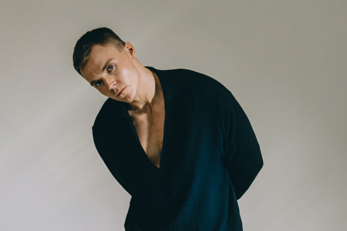 Elias Kaskinen sanoittaa kappaleensa pääosin itse. Nyt hän on alkanut perata tekstejä myös Raamatun lehdiltä. Kuva: Anna Ikäheimonen