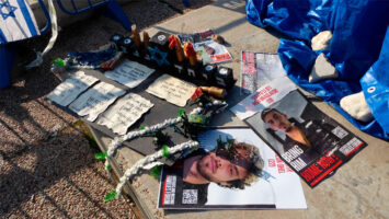 Julisteita Panttivankien aukiolla Tel Avivissa. Kuva: Wikimedia commons.