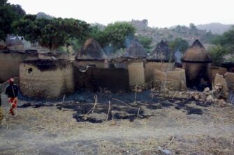 Poltettuja savimajoja.