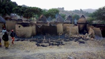 Poltettuja savimajoja.