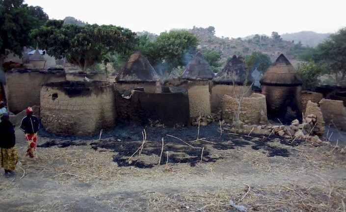 Poltettuja savimajoja.