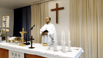 Kuvassa on pastori Johan Helkkula 1. adventtina Esikoiset ry:n rukoushuoneella Porin Aatuntiellä. Kuva on kuvakaappaus YouTube -verkkolähetyksestä.