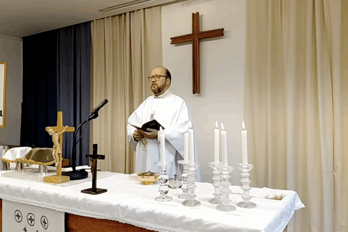 Kuvassa on pastori Johan Helkkula 1. adventtina Esikoiset ry:n rukoushuoneella Porin Aatuntiellä. Kuva on kuvakaappaus YouTube -verkkolähetyksestä.