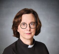 Kallion seurakunnan kirkkoherra Riikka Reina papin vaatteissa.